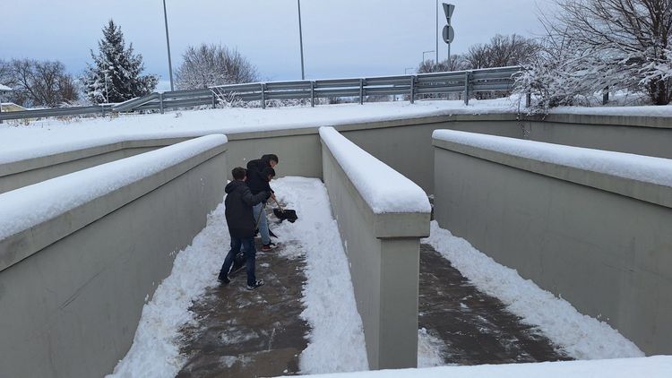 Jószolgálati hólapátolás